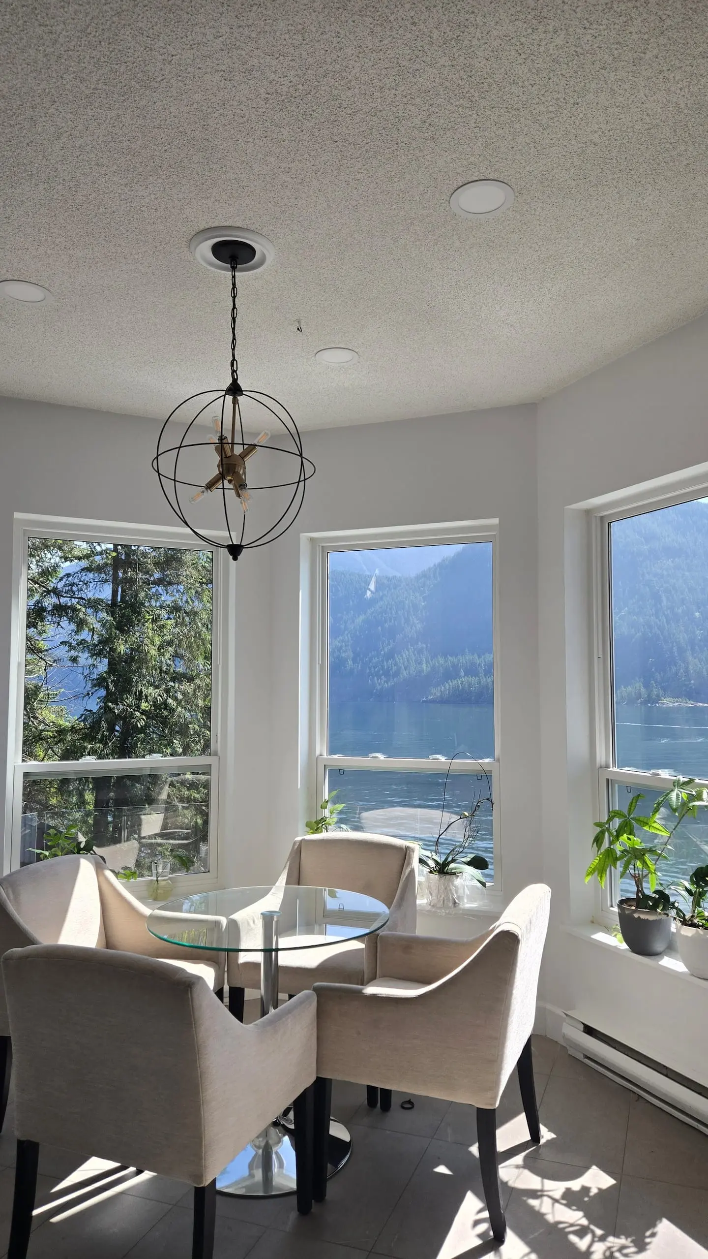 Breakfast nook with round table and water view